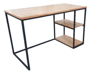 Escritorio moderno con tablero de madera clara y estructura metálica negra. Incluye dos estantes laterales para almacenamiento, combinando diseño minimalista y funcionalidad.