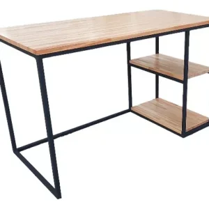 Escritorio moderno con tablero de madera clara y estructura metálica negra. Incluye dos estantes laterales para almacenamiento, combinando diseño minimalista y funcionalidad.