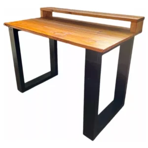 Escritorio de madera con superficie lisa y acabado rústico. Cuenta con patas metálicas en forma de marco y un estante superior delgado para almacenamiento adicional. Diseño moderno e industrial.