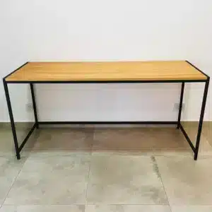 Mesa de escritorio rectangular con superficie de madera clara y estructura de metal negro minimalista. Diseño moderno y elegante, ideal para oficina o estudio.