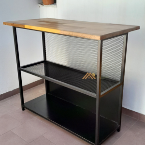 Mesa auxiliar de metal negro con dos estantes de malla y una superficie de madera clara, ideal para cocina o salón. Diseño moderno y funcional.