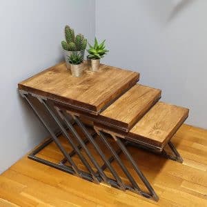 Mesa esquinera con diseño escalonado, hecha de madera y estructura metálica. Perfecta para decorar interiores con un toque moderno e industrial.