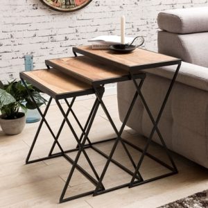 Juego de mesas nido con tableros de madera y estructura de metal negro, diseño moderno y funcional, ideal para sala de estar.