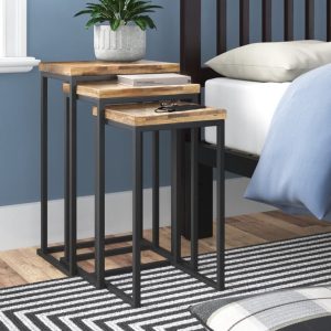 Conjunto de mesas nido con estructura metálica negra y tableros de madera en acabado natural, ideal para el dormitorio.