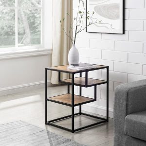 Mesa auxiliar moderna con estructura de metal negro y tres estantes de madera. Diseño minimalista, ideal para decoración contemporánea.