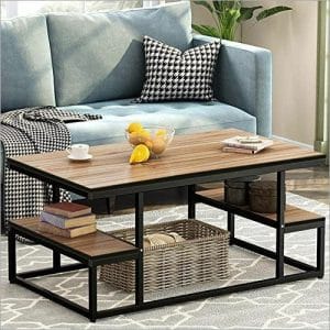 Mesa de centro rectangular de madera con estructura metálica negra. Incluye estantes inferiores laterales y un espacio central con canasta para almacenamiento. Estilo moderno y funcional.