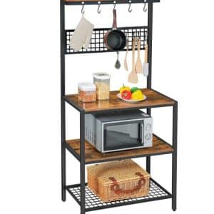 Mueble organizador de cocina con estructura de metal negro y estantes de madera. Incluye ganchos para utensilios, espacio para microondas y estante inferior de rejilla con cesta.