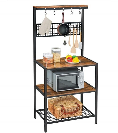 Mueble organizador de cocina con estructura de metal negro y estantes de madera. Incluye ganchos para utensilios, espacio para microondas y estante inferior de rejilla con cesta.