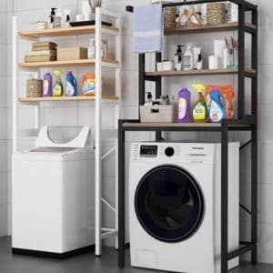 Estanterías modernas encima de lavadora y secadora, con almacenamiento vertical de metal y madera, ideal para organizar detergentes y productos de limpieza en el cuarto de lavado.