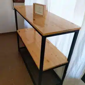 Estantería industrial con estructura metálica negra y dos estantes de madera clara pulida. Diseño minimalista, perfecto para espacios modernos y funcionales.