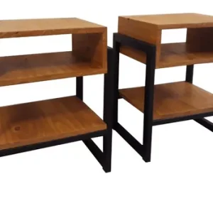 Dos mesas auxiliares de madera con estructura metálica negra. Cada una tiene dos niveles de almacenamiento: un estante abierto superior y un espacio inferior. Diseño moderno y funcional.