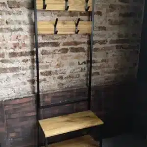 Perchero minimalista de madera y metal con cuatro ganchos, estante superior y dos repisas inferior. Diseño industrial, ideal para decorar ambientes de estilo rústico o contemporáneo.