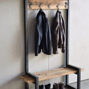Mueble de entrada industrial de metal negro y madera, con banco, perchas para abrigos y espacio para zapatos; diseño moderno y funcional ideal para recibidores.