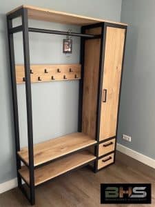 Mueble organizador de madera y metal con perchero integrado, estantes, cajones y barra para colgar. Ideal para entrada o vestidor, combina diseño moderno y funcionalidad en tonos naturales.