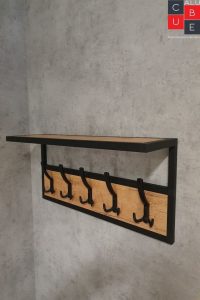 Estante de pared con acabado de madera y estructura de metal negro, equipado con cinco ganchos dobles para colgar. Ideal para organización en entradas o pasillos.