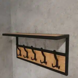 Estante de pared con acabado de madera y estructura de metal negro, equipado con cinco ganchos dobles para colgar. Ideal para organización en entradas o pasillos.
