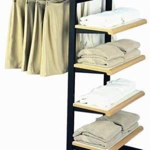 Perchero con estructura metálica negra, tres barras horizontales para colgar prendas, y cuatro estantes de madera. Ideal para tiendas de ropa o exhibición de vestuario. Ruedas en la base para movilidad.