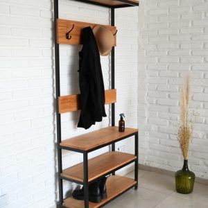 Estante de recibidor con estructura metálica negra y repisas de madera. Incluye ganchos para prendas y espacio de almacenamiento. Diseño moderno y funcional para organización del hogar.
