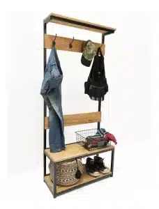 Perchero de metal y madera con estantes, ganchos para colgar ropa y espacio de almacenamiento inferior, diseño moderno y funcional para entrada o recibidor.