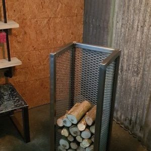 Mueble de rejilla metálica con estructura alta, ideal para almacenar troncos de madera. Diseño industrial robusto, perfecto para decoración rústica.