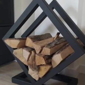 Soporte moderno de metal negro para leña, con diseño geométrico en forma de rombo, ideal para decoración interior.