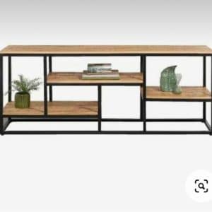 Mueble contemporáneo de madera y metal negro, con estantes abiertos, ideal para decoraciones modernas. Cuenta con tres niveles para exhibir libros y adornos.