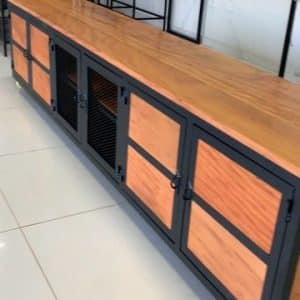 Gabinete largo de madera y metal, con puertas de rejilla negra y paneles de madera clara. Diseño industrial, ideal para almacenamiento en salas o comedores modernos.