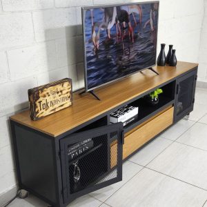 Mueble de televisión industrial con acabados de madera y negro, puertas de rejilla metálica y ruedas. Incluye estantes para almacenamiento. Diseño moderno y funcional.