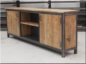 Mueble de almacenamiento industrial con estructura de metal oscuro y puertas de madera. Cuenta con un estante central y dos compartimentos laterales para organización.