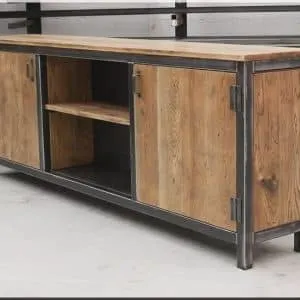 Mueble de almacenamiento industrial con estructura de metal oscuro y puertas de madera. Cuenta con un estante central y dos compartimentos laterales para organización.