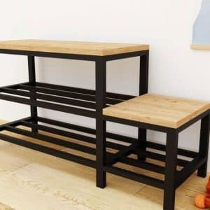 Banco de almacenamiento con estructura de metal negro y superficie de madera clara. Diseño moderno de dos niveles con estantes abiertos, ideal para entrada o sala.