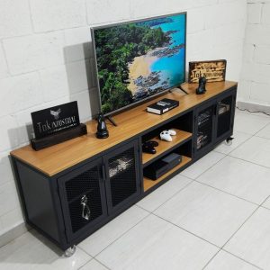 Mueble TV estilo industrial en madera y metal negro con puertas frontales de malla, estantes abiertos y ruedas, ideal para organizar equipos multimedia y decoración moderna.