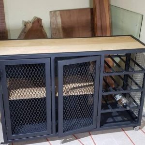 Gabinete industrial de metal negro con puertas de malla y parte superior de madera clara. Incluye estantes para botellas. Diseño funcional y moderno, ideal para almacenar vinos.