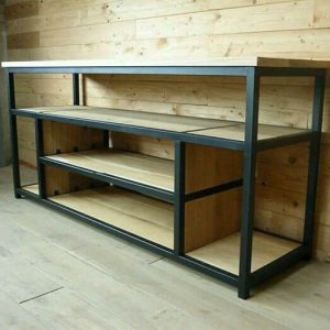 Estantería industrial con estructura metálica negra y estantes de madera clara, ideal para almacenamiento en interiores modernos y minimalistas.