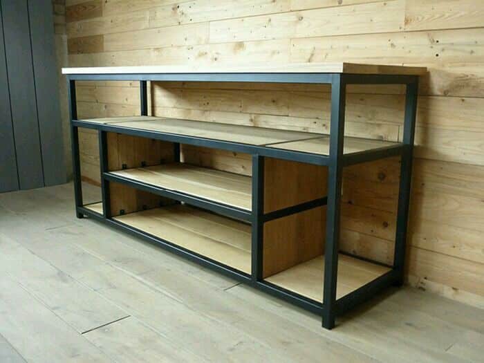 Rack minimalista de hierro para TV y decoración