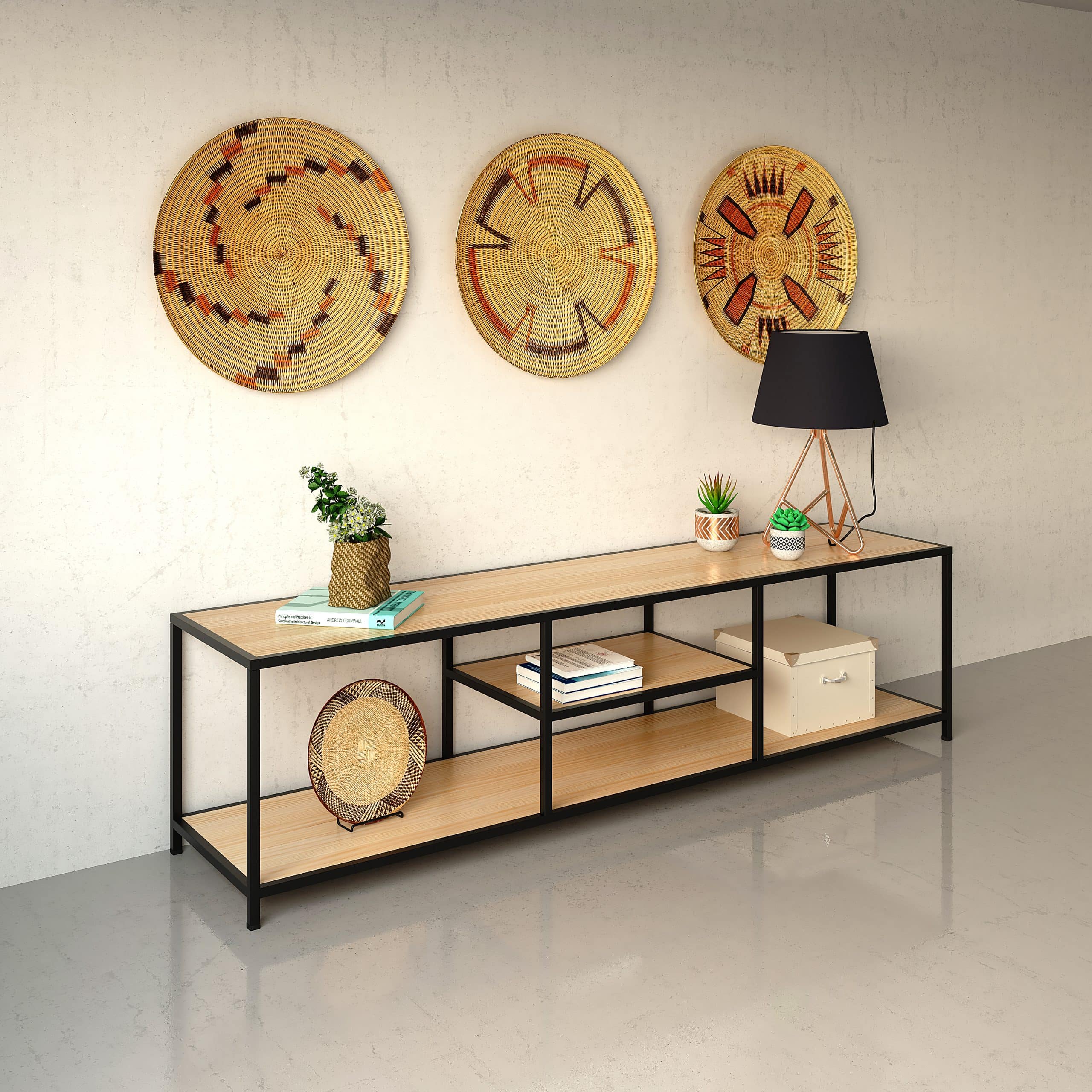 Mueble moderno con estructura metálica negra y repisas de madera clara. Cuenta con varios compartimentos, ideal para almacenamiento y decoración en espacios contemporáneos.