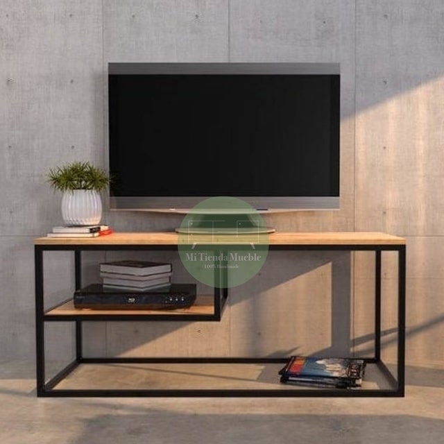 Mesa de TV minimalista con estructura de metal negro y superficie de madera clara. Incluye repisa inferior para almacenaje. Ideal para salas de estar modernas.