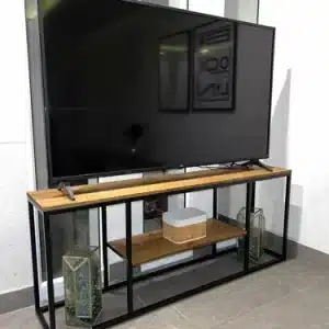 Mueble de TV moderno con estructura metálica negra y estantes de madera, con diseño minimalista y un amplio espacio de almacenamiento.