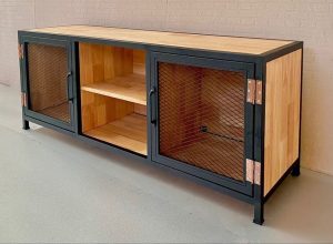 Mueble industrial con estructura de metal negro, puertas de malla, paneles y superficie de madera clara. Incluye espacios abiertos y estantes. Diseño moderno y funcional.