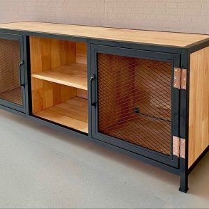 Mueble industrial con estructura de metal negro, puertas de malla, paneles y superficie de madera clara. Incluye espacios abiertos y estantes. Diseño moderno y funcional.