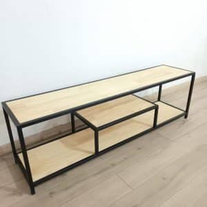 Banco de madera clara con estructura metálica negra. Diseño minimalista con tres niveles para almacenamiento. Ideal para salas modernas o industriales.