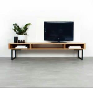 Mueble de TV moderno y minimalista de madera clara con patas metálicas negras. Incluye compartimentos abiertos para almacenamiento y decoración. Diseño elegante y funcional.