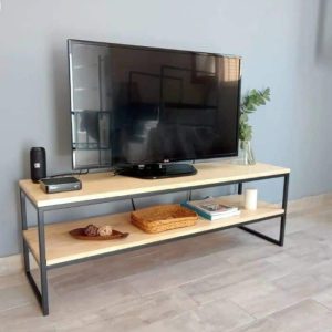 Mueble para TV de estilo industrial, con estructura de metal negro y dos superficies de madera clara. Ideal para almacenar dispositivos electrónicos y decoración. Diseño moderno y funcional.