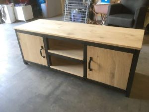 Mueble de TV estilo industrial con puertas de madera, estantes abiertos en el centro y estructura metálica negra. Ideal para almacenamiento y decoración del hogar.