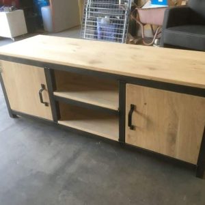 Mueble de TV estilo industrial con puertas de madera, estantes abiertos en el centro y estructura metálica negra. Ideal para almacenamiento y decoración del hogar.