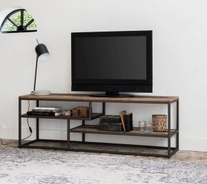 Mueble de televisión de estilo industrial con estructura metálica negra y estantes de madera envejecida. Incluye espacio para almacenaje y decoración minimalista.