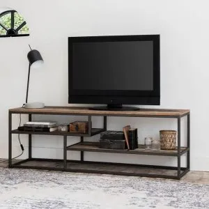 Mueble de televisión de estilo industrial con estructura metálica negra y estantes de madera envejecida. Incluye espacio para almacenaje y decoración minimalista.