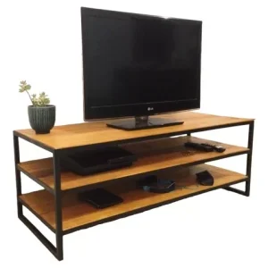 Mueble de televisor estilo industrial con estructura de metal negro y estantes de madera. Tres niveles para almacenar dispositivos electrónicos y decoración. Compacto y funcional.