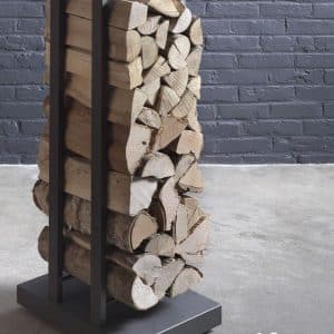 Soporte metálico moderno para almacenar leña, con estructura vertical y base sólida. Ideal para interiores, combina funcionalidad y diseño contemporáneo.