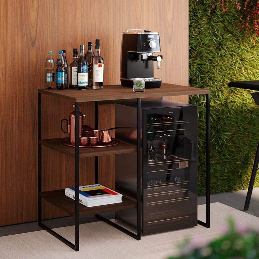 Mesa de bar moderna con estructura de metal negro y superficies de madera. Incluye repisas abiertas y espacio para una cava, combinando estilo y funcionalidad en un diseño compacto.